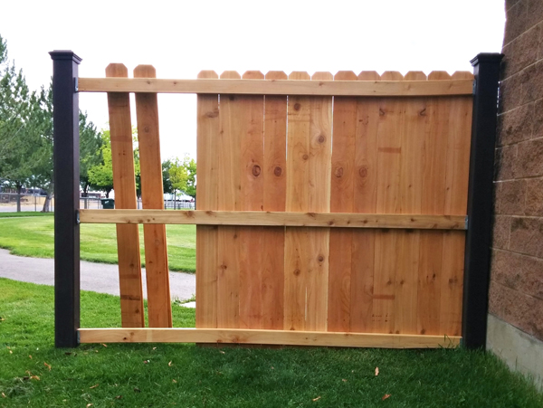 trex-posts-with-wood-rails-and-pickets-4-pre-fixed